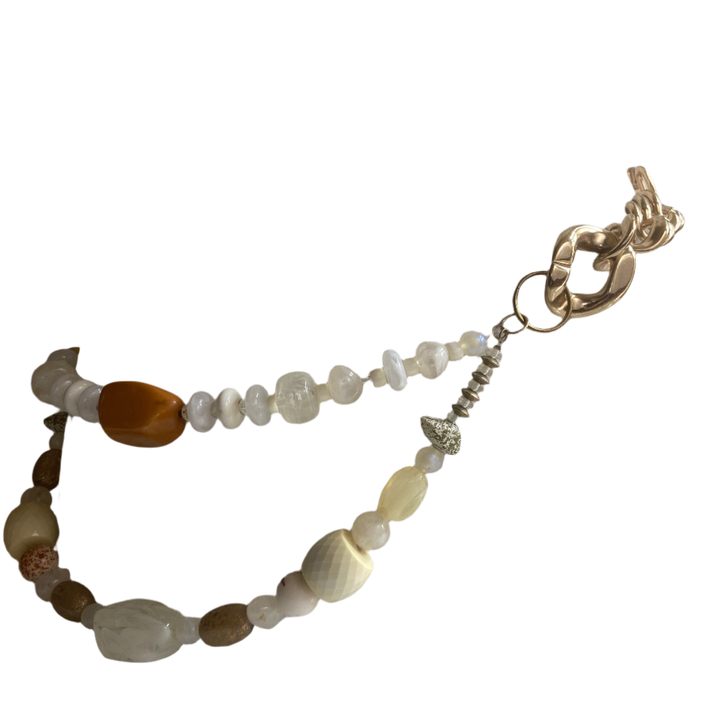 Beads and layers belt