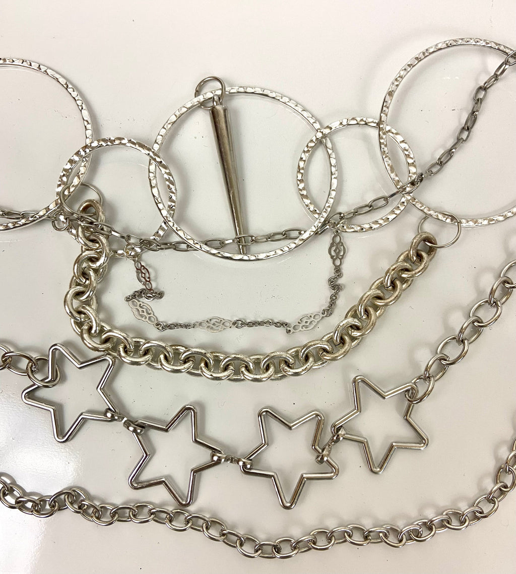 Circles 🔘 and stars ⭐️ layered chain belt