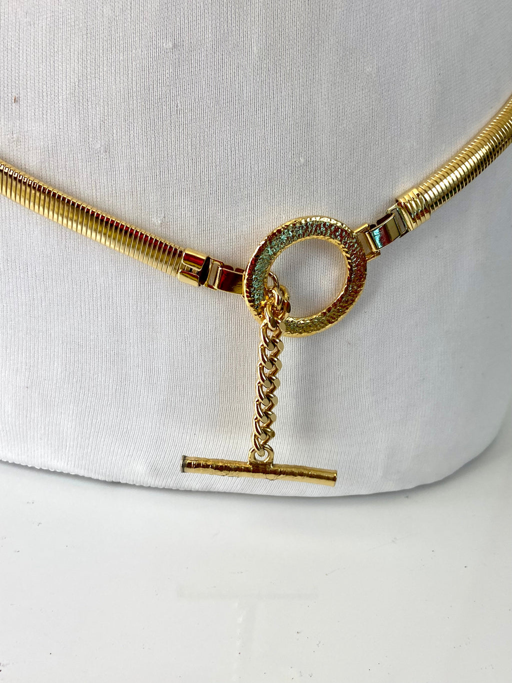 Trapped gold circle belt