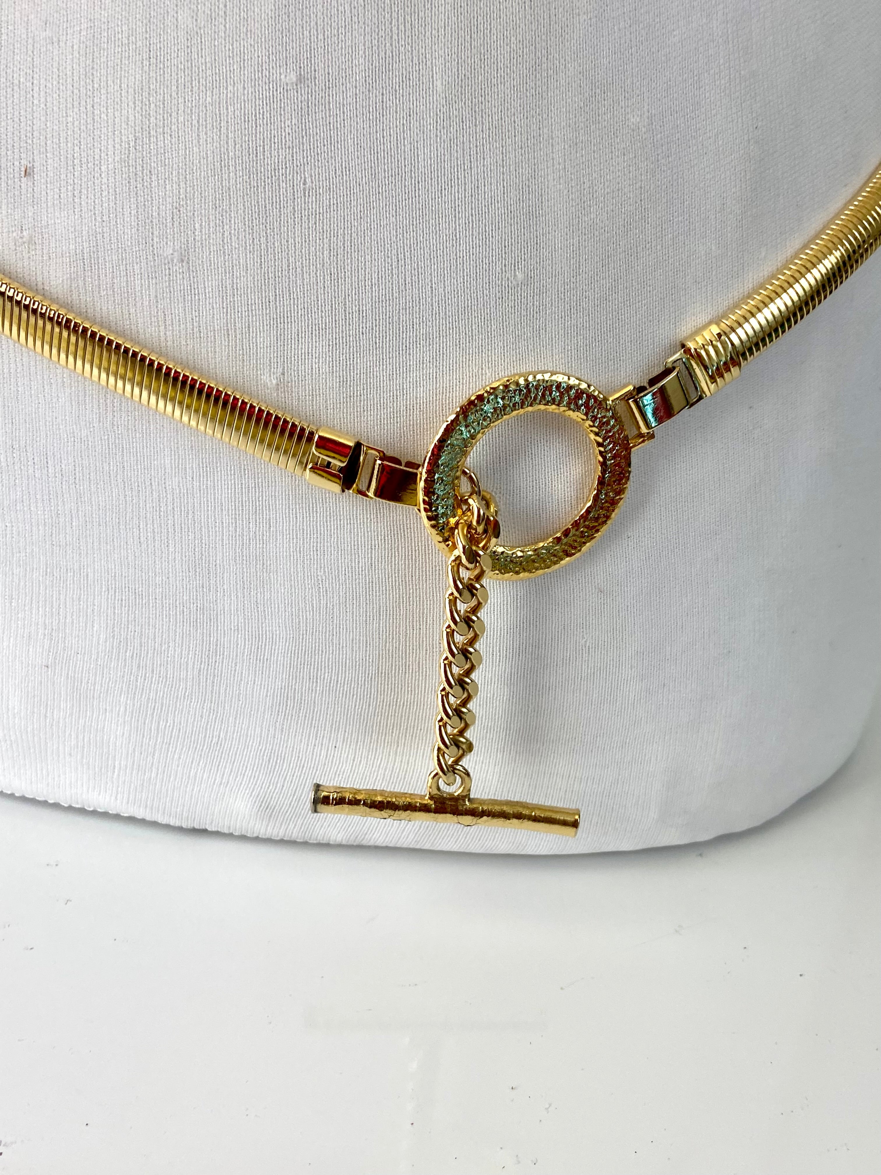 Trapped gold circle belt