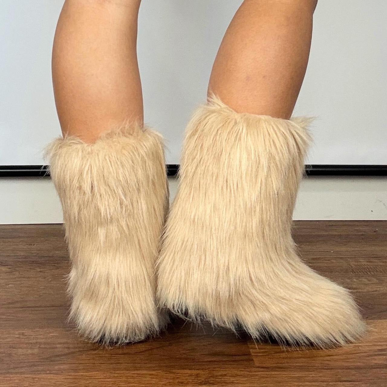 Y2K Tan Faux Fur Yeti Boots (7.5)