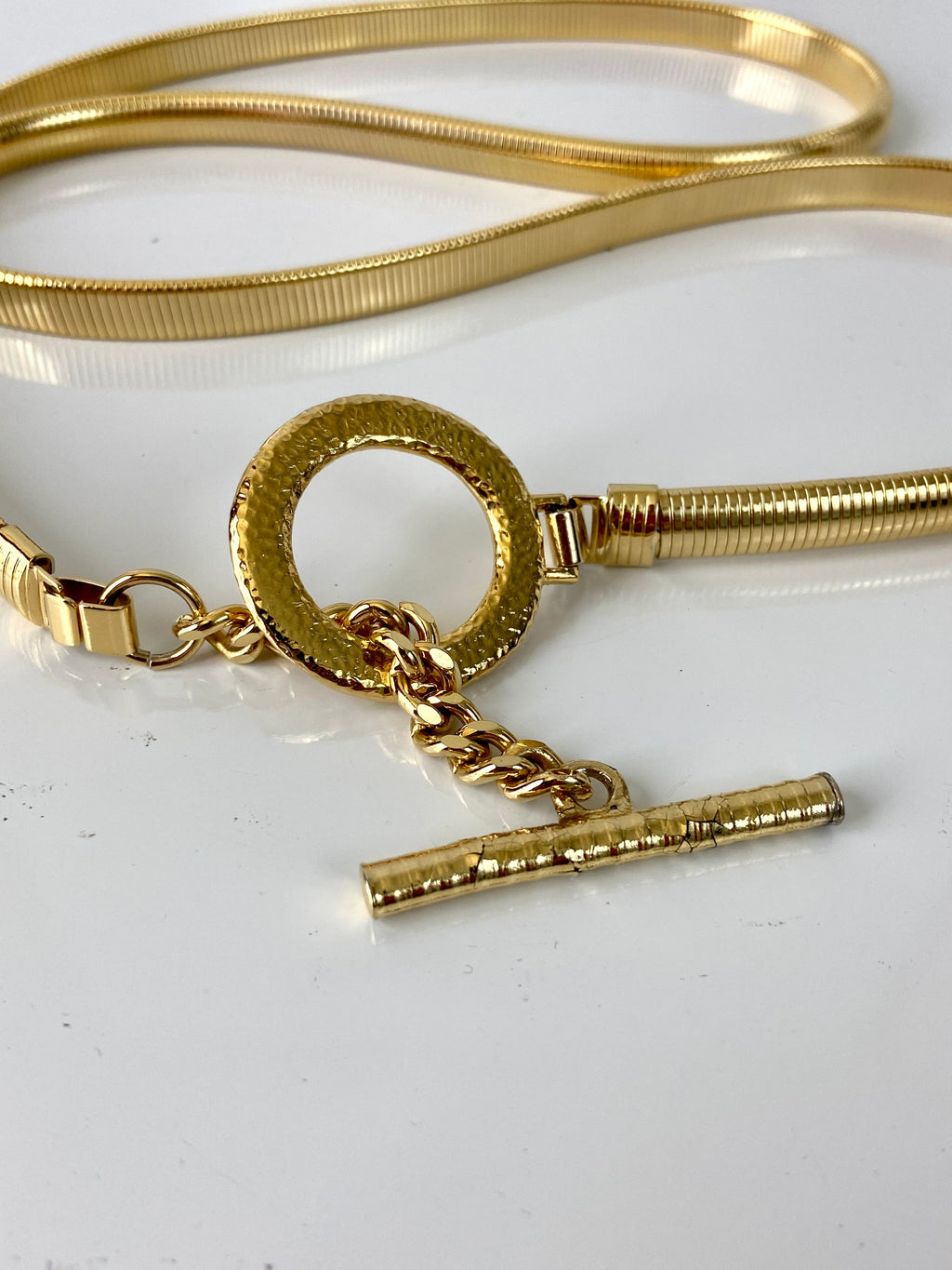 Trapped gold circle belt