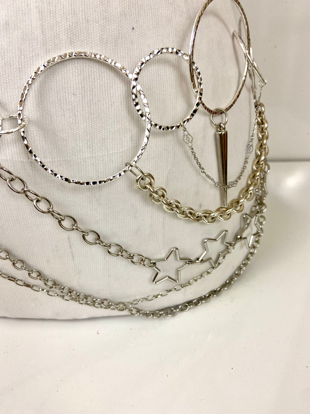 Circles 🔘 and stars ⭐️ layered chain belt