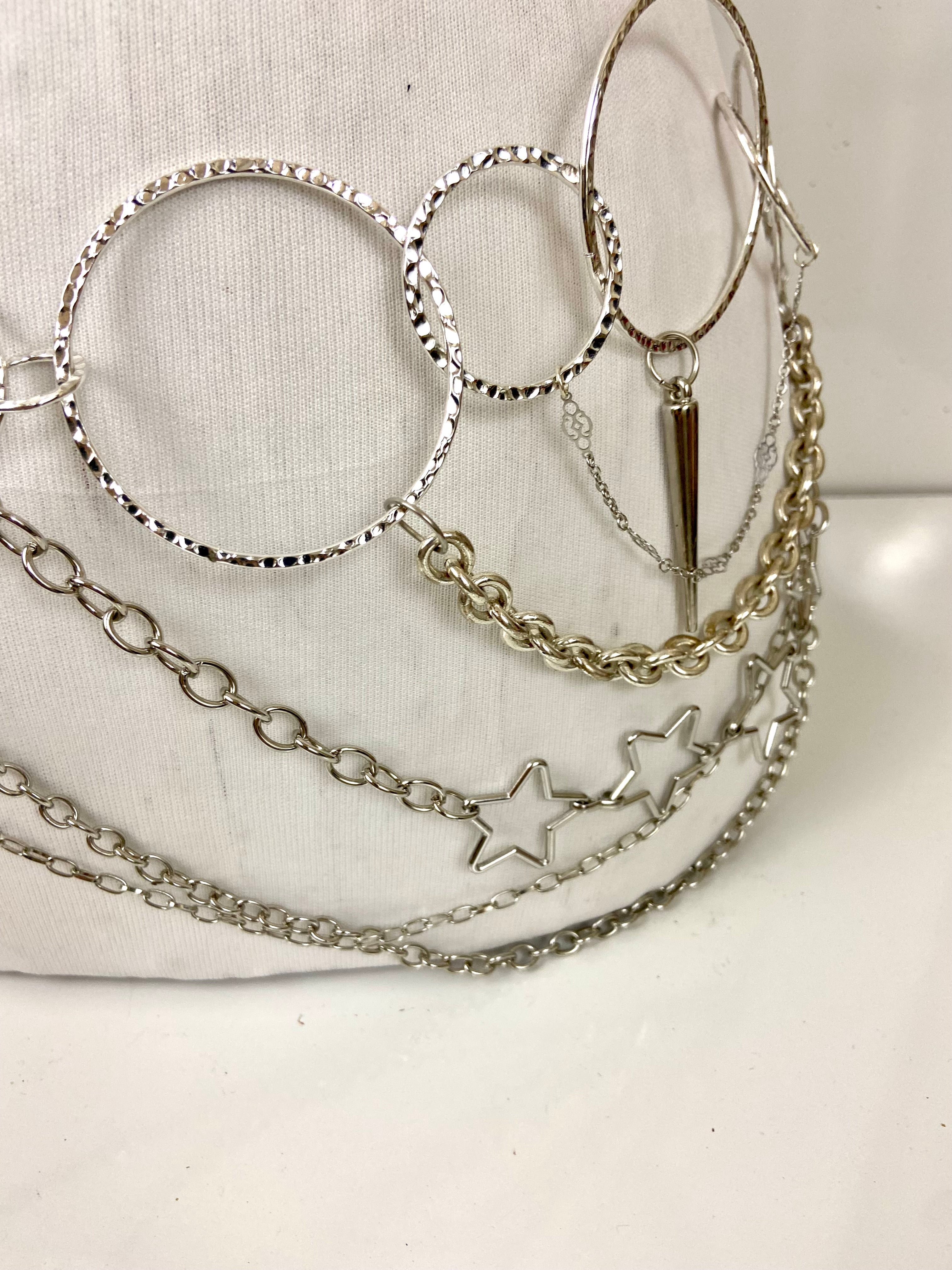 Circles 🔘 and stars ⭐️ layered chain belt